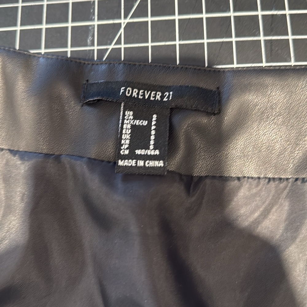 Forever 21 black faux leather mini skirt - Picture 3 of 3